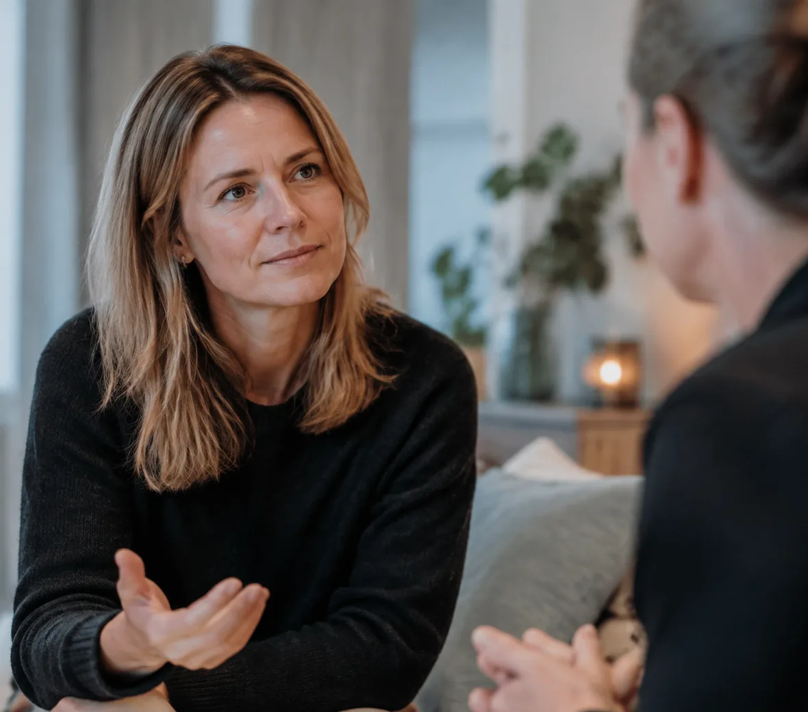 Close-up van twee mensen in een aandachtig, warm gesprek